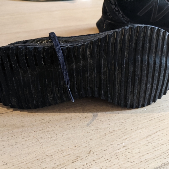 Black New Balance running shoes - Picture 3 of 3